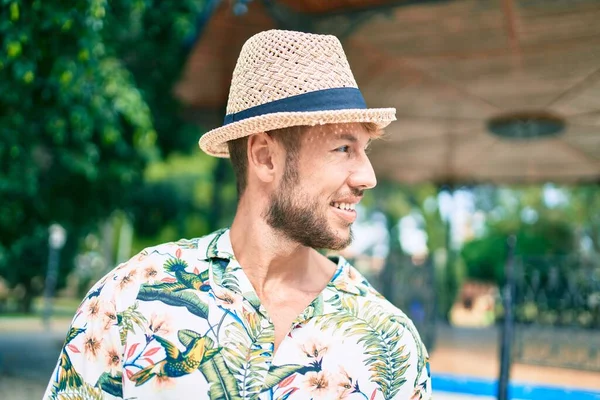 Bonito Homem Caucasiano Usando Chapéu Verão Flores Camisa Sorrindo Feliz — Fotografia de Stock