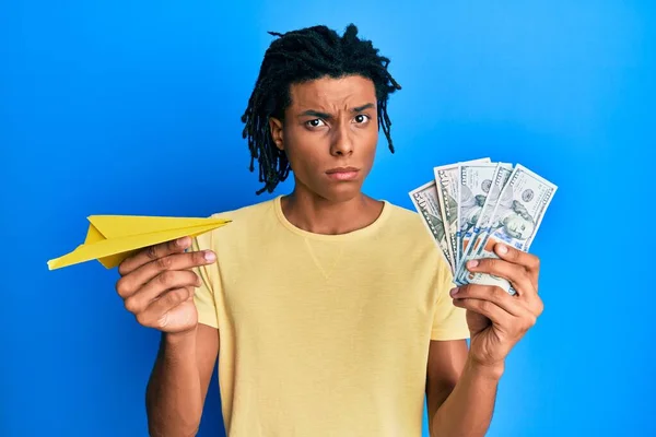 Junger Afrikanisch Amerikanischer Mann Der Papierflieger Und Dollars Der Hand — Stockfoto