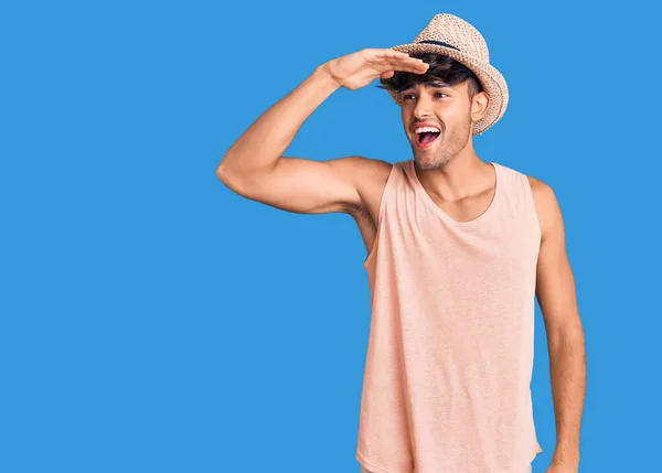 Homem Hispânico Jovem Usando Chapéu Verão Muito Feliz Sorrindo Olhando — Fotografia de Stock