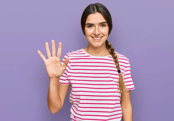 Junge Hispanische Frau Trägt Lässige Kleidung Und Zeigt Mit Finger — Stockfoto