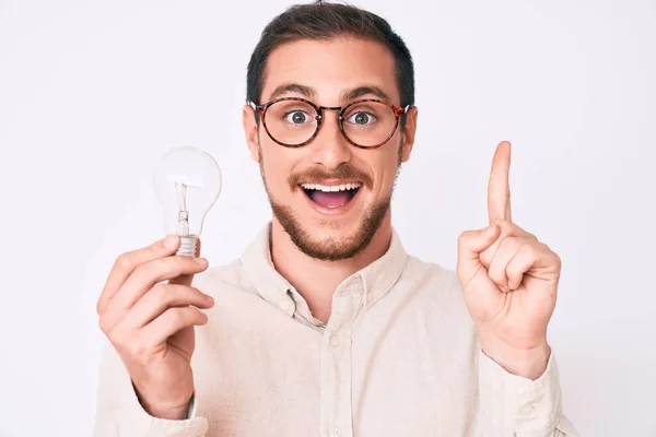 Ung Stilig Man Håller Glödlampa För Inspiration Och Idé Leende — Stockfoto