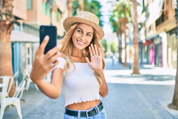 Junge Blonde Touristin Lächelt Glücklich Beim Videoanruf Mit Smartphone Der — Stockfoto