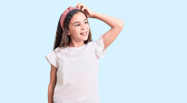 Cute Latynoski Dziecko Dziewczyna Noszenie Casual Biały Koszulka Uśmiechając Się — Zdjęcie stockowe