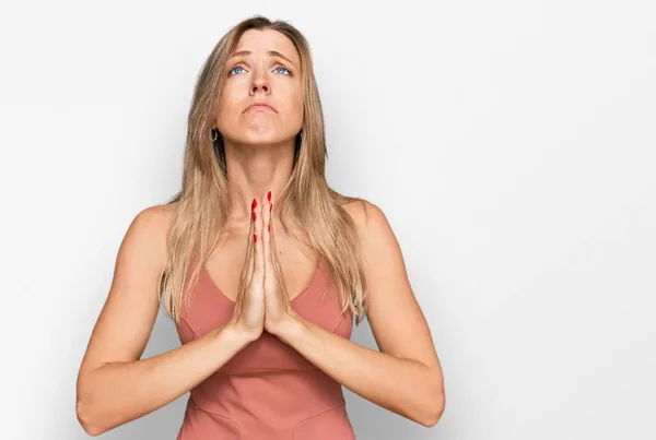 Prachtige Blanke Vrouw Draagt Casual Kleding Bedelen Bidden Met Handen — Stockfoto