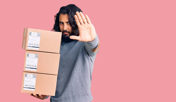 Ung Arabisk Man Håller Leverans Paket Med Öppen Hand Gör — Stockfoto