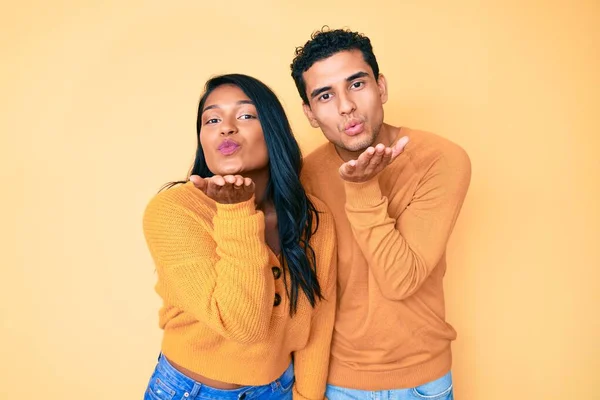 Vackra Latinska Unga Par Bär Avslappnade Kläder Tillsammans Tittar Kameran — Stockfoto