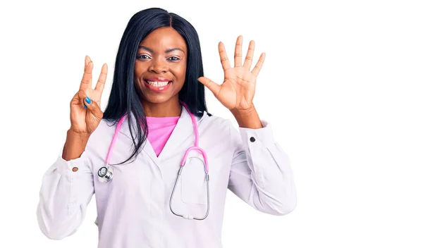 Ung Afrikansk Amerikansk Kvinna Bär Läkare Stetoskop Visar Och Pekar — Stockfoto