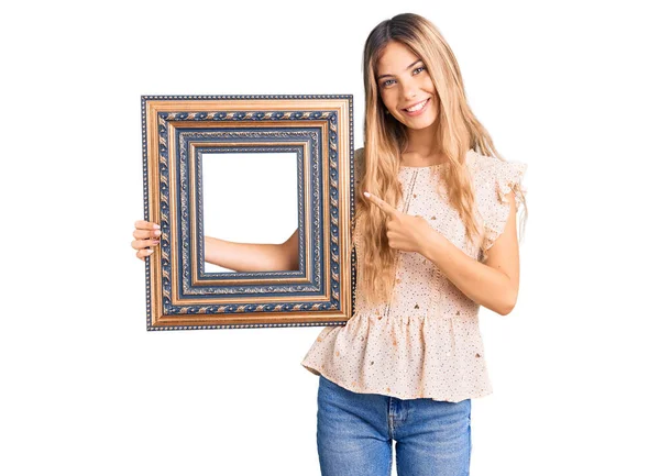 Beautiful Caucasian Woman Blonde Hair Holding Empty Frame Smiling Happy — Stock Photo, Image