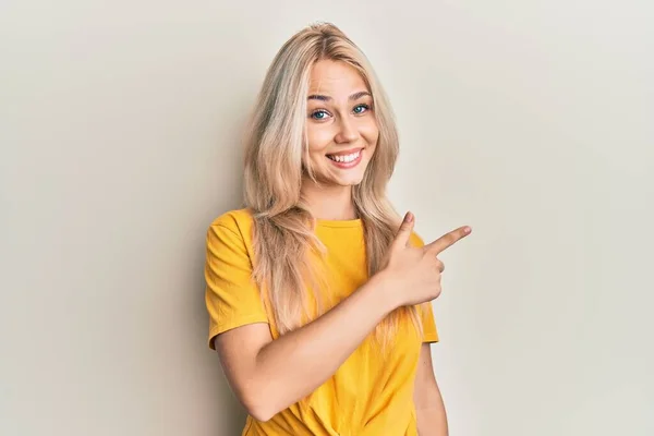 Vacker Kaukasiska Blond Flicka Bär Casual Tshirt Glad Med Ett — Stockfoto