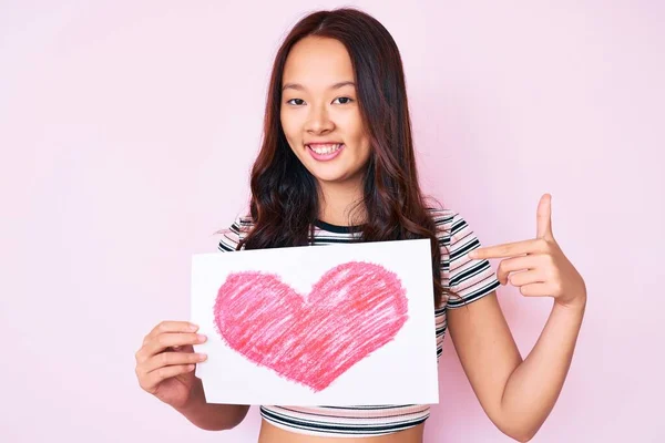 Jong Mooi Chinees Meisje Holding Hart Vorm Papier Glimlachen Gelukkig — Stockfoto