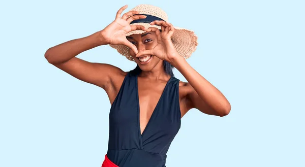 Mujer Afroamericana Joven Con Traje Baño Sombrero Verano Haciendo Forma —  Fotos de Stock