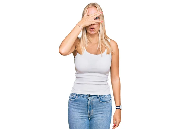 Młoda Blondynka Luźnym Stylu Koszulą Bez Rękawów Podglądająca Szoku Zakrywającą — Zdjęcie stockowe