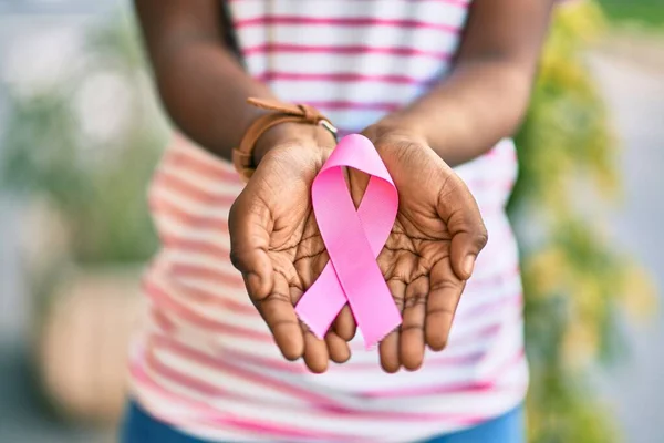 Руки Африканской Американки Держащей Розовую Ленту Раком Груди Парке — стоковое фото