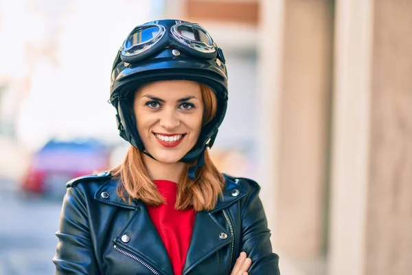 Νεαρή Λατίνα Γυναίκα Χαμογελά Ευτυχισμένη Φορώντας Κράνος Μοτοσικλέτας Στην Πόλη — Φωτογραφία Αρχείου