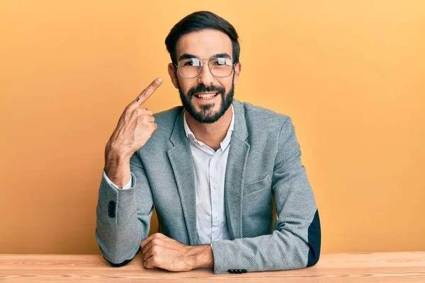 Junger Hispanischer Mann Der Büro Arbeitet Lächelt Glücklich Und Zeigt — Stockfoto