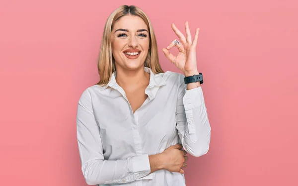 Mulher Branca Jovem Vestindo Roupas Casuais Sorrindo Positivo Fazendo Sinal — Fotografia de Stock