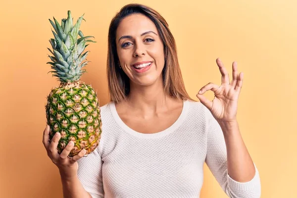 Giovane Bella Donna Che Tiene Ananas Facendo Segno Con Dita — Foto Stock