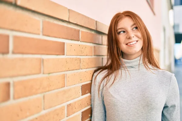 Jovem Irlandês Adolescente Sorrindo Feliz Inclinando Parede Cidade — Fotografia de Stock