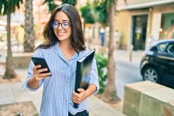 Jovem Empresária Hispânica Sorrindo Feliz Usando Smartphone Cidade — Fotografia de Stock