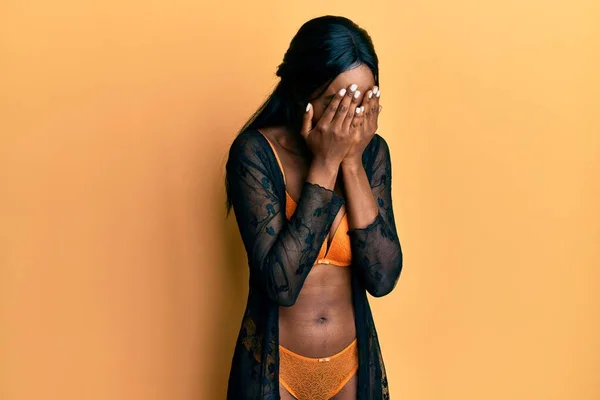 Молодая Африканская Американка Нижнем Белье Грустным Лицом Закрывающим Лицо Руками — стоковое фото