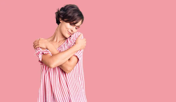 Beautiful Young Woman Short Hair Wearing Casual Summer Clothes Hugging — Stock Photo, Image