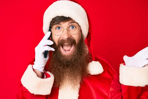 Snygg Ung Röd Huvud Man Med Långt Skägg Bär Santa — Stockfoto