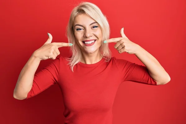 Mladá Blondýnka Oblečená Neformálního Oblečení Vesele Usmívala Ukazovala Prsty Ústy — Stock fotografie