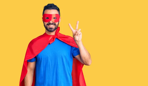 Homem Hispânico Jovem Vestindo Traje Super Herói Sorrindo Com Rosto — Fotografia de Stock