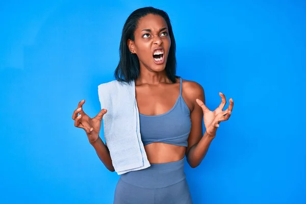 Jonge Afro Amerikaanse Vrouw Draagt Sportkleding Gek Gek Schreeuwen Schreeuwen — Stockfoto