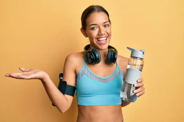 Vacker Latinamerikansk Kvinna Bär Sportkläder Dricka Flaska Vatten Firar Prestation — Stockfoto