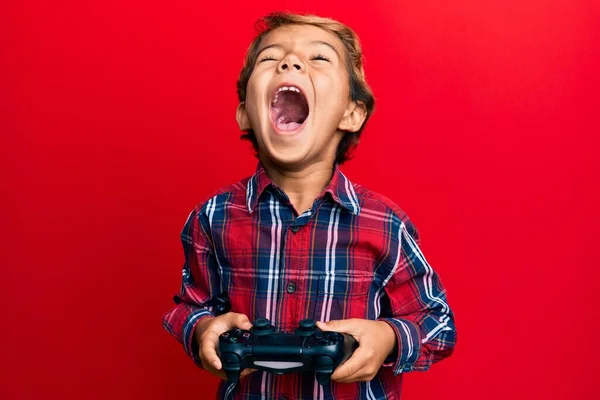 Adorable Niño Latino Jugando Videojuego Sosteniendo Controlador Enojado Loco Gritando —  Fotos de Stock