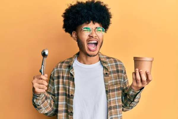 Joven Hombre Afroamericano Con Cabello Afro Sosteniendo Helado Helado Cucharada — Foto de Stock