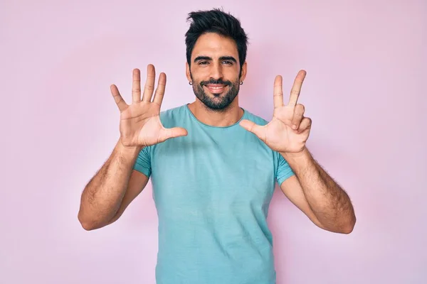 Schöner Hispanischer Mann Mit Bart Lässiger Kleidung Der Mit Finger — Stockfoto