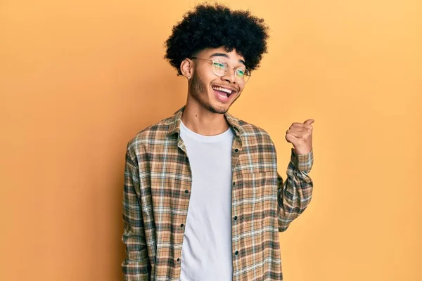 Junger Afrikanisch Amerikanischer Mann Mit Afro Haaren Trägt Lässige Kleidung — Stockfoto