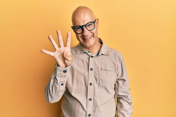 Mann Mittleren Alters Mit Glatze Trägt Lässige Kleidung Und Brille — Stockfoto