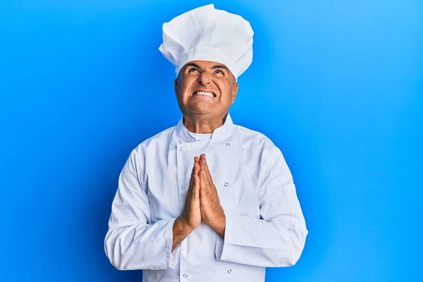 Hombre Maduro Oriente Medio Vistiendo Uniforme Cocinero Profesional Sombrero Mendigando — Foto de Stock