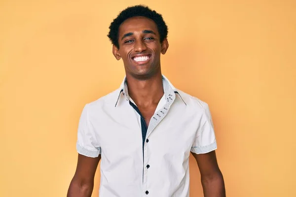 Africano Bonito Homem Vestindo Camisa Casual Olhando Positivo Feliz Sorrindo — Fotografia de Stock