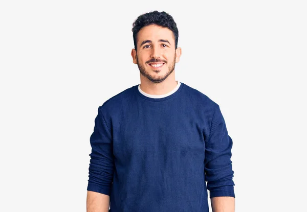 Giovane Uomo Ispanico Indossa Abiti Casual Con Sorriso Felice Fresco — Foto Stock