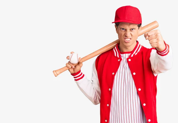 Jovem Homem Bonito Jogando Beisebol Segurando Morcego Bola Irritado Frustrado — Fotografia de Stock