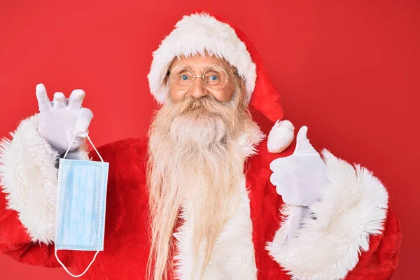 Starý Muž Kostýmu Santa Clause Drží Bezpečnostní Masku Usmívá Šťastně — Stock fotografie