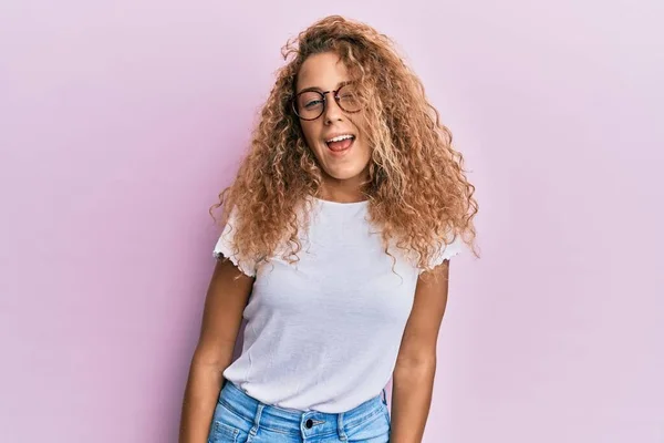 Beautiful Caucasian Teenager Girl Wearing White Shirt Pink Background Winking —  Fotos de Stock