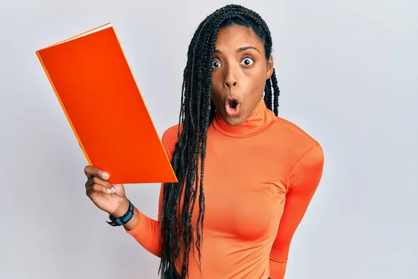 Mujer Afroamericana Con Trenzas Leyendo Libro Asustada Sorprendida Con Boca —  Fotos de Stock