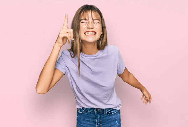 Adolescente Chica Caucásica Con Ropa Casual Señalando Con Dedo Hacia — Foto de Stock