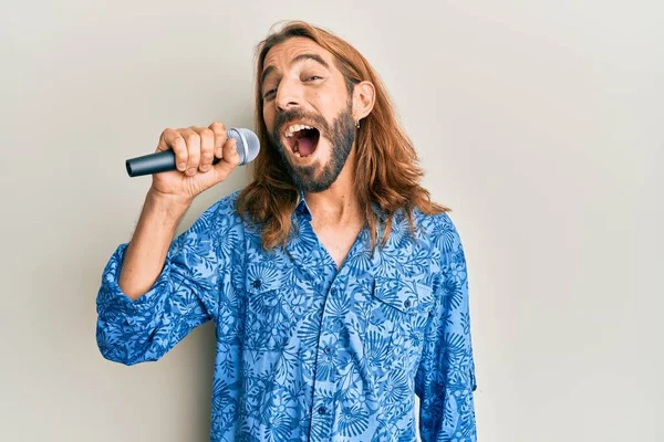 Hombre Atractivo Con Pelo Largo Barba Cantando Canción Usando Micrófono — Foto de Stock