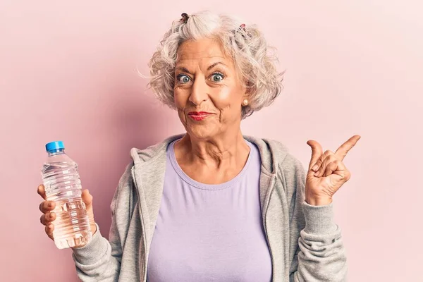 Ältere Grauhaarige Frau Sportkleidung Trinkt Eine Flasche Wasser Und Lächelt — Stockfoto