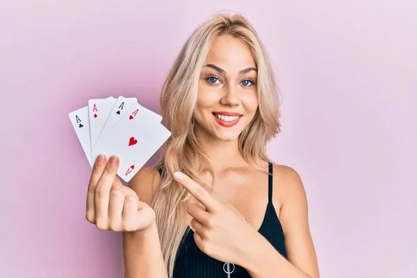 Güzel Beyaz Sarışın Kız Elinde Poker Kartı Tutarken Mutlu Mesut — Stok fotoğraf