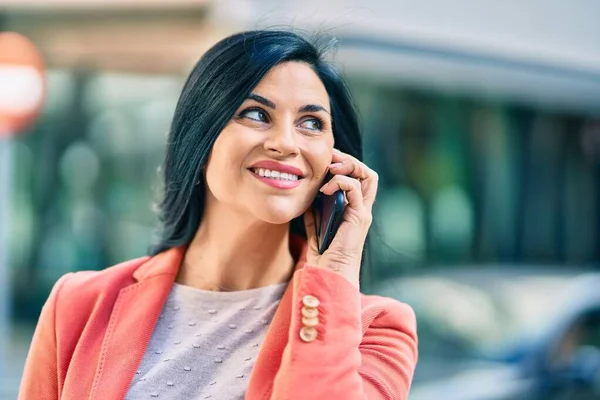 Junge Schöne Geschäftsfrau Lächelt Glücklich Mit Dem Smartphone Der Stadt — Stockfoto