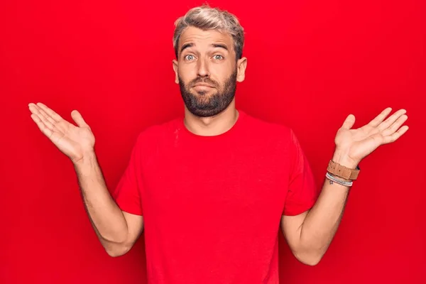 Junger Schöner Blonder Mann Lässigem Rotem Shirt Der Vor Isoliertem — Stockfoto