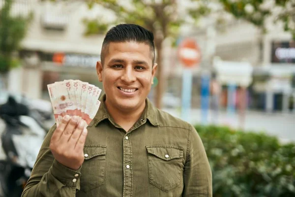 Joven Latino Sonriendo Feliz Sosteniendo Pesos Colombianos Ciudad — Foto de Stock