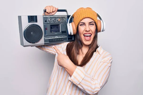 Junge Schöne Brünette Frau Hört Musik Mit Vintage Boombox Und — Stockfoto